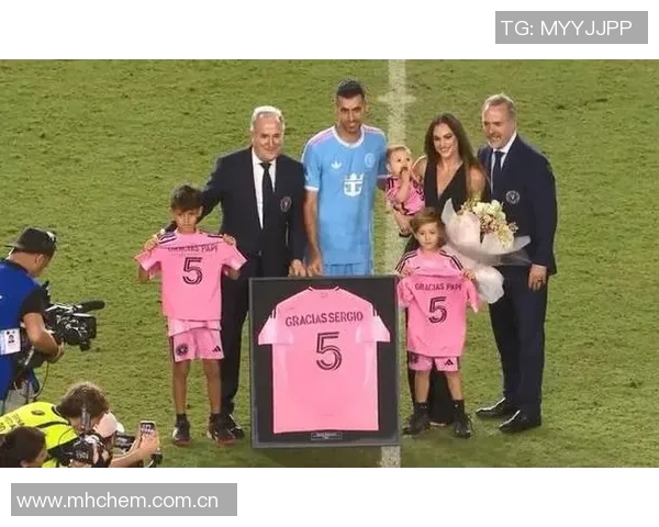 布斯克茨携妻儿共庆退役仪式迈阿密球迷齐聚致敬