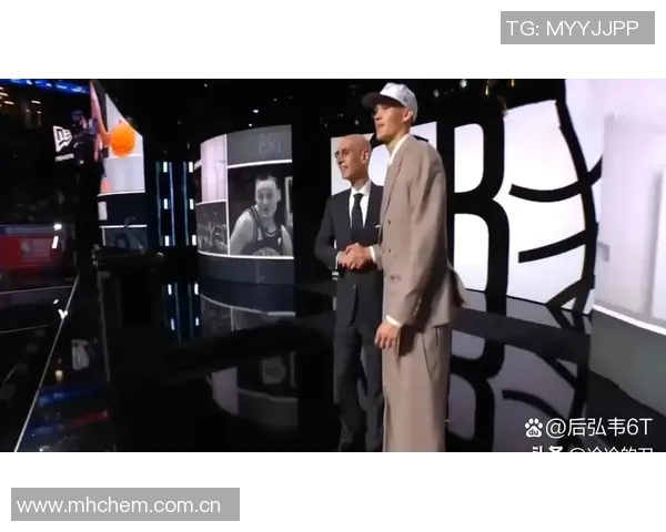 姚明与篮网新秀杰明同框合影引发热议谁能在巨人面前不变矮人