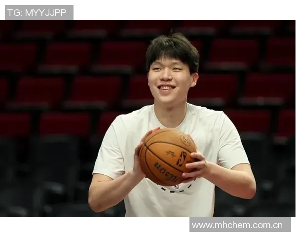 杨瀚森的发型之争:剃掉锅盖头选择寸头或光头更显魅力 杨瀚森的发型之争:剃掉锅盖头选择寸头或光头更显魅力