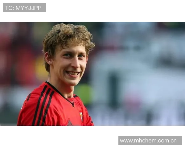 戈麦斯飞踹维尔茨引发争议前英裁判主管称应严惩罚下场