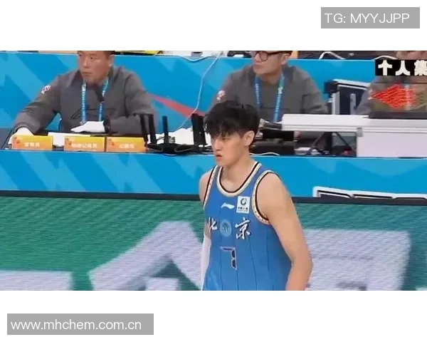 曾凡博在篮网首秀穿韦德之道12展现出色表现引发球迷热议